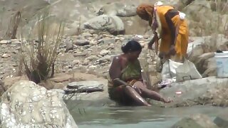 ಅವಳ ಮಾದಕ ನೋಟವನ್ನು ಮೀ ...